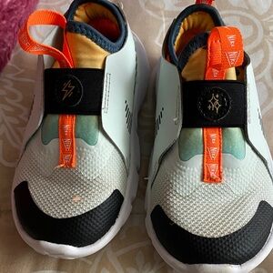 Preowned Nike toddler unisex sneakers 9 C Excellent